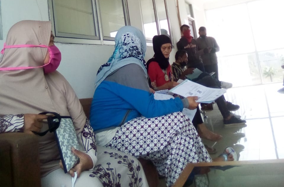 Banyaknya Kesalahan Input Data Penerima Bansos, Warga Antri di Dinsos Kota Bandung, Abaikan Protokol Kesehatan